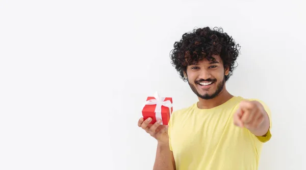 Kıvırcık Saçlı Mutlu Asyalı Genç Adam Kırmızı Hediye Kutusunu Tutuyor — Stok fotoğraf