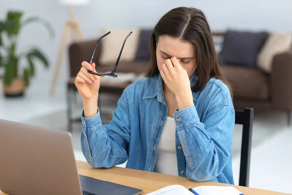 Cansado Estresado Mujer Caucásica Estudiante Empleado Sosteniendo Gafas Frotando Puente —  Fotos de Stock