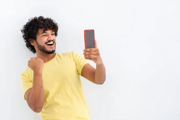 Spännande Förvånad Ung Asiatisk Man Som Håller Mobiltelefon Fick Läsa Stockbild