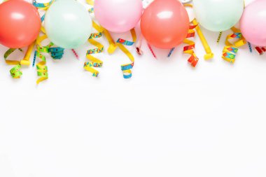 Düz döşeme parti konsepti. Balonlar ve çeşitli parti dekorasyonları üst görünüm