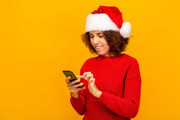 Jeune Femme Santa Claus Chapeau Tenant Téléphone Portable Lire Message — Photo