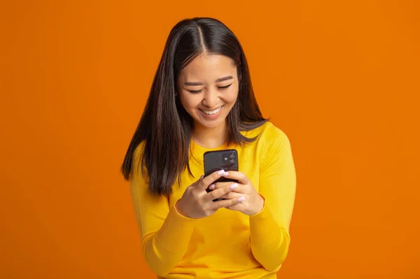 Ung Asiatisk Kvinna Som Håller Mobiltelefon Skriver Ett Meddelande Pratar Royaltyfria Stockfoton