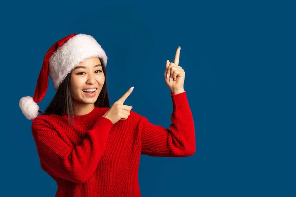 Julen Julkonceptet Lycklig Kvinna Santa Claus Hatt Pekar Finger Kopia Stockbild