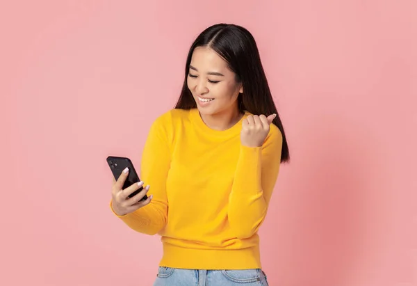 Задоволена Дівчина Азії Отримала Добру Звістку Мобільному Телефоні Радіючи Рожевому Стокова Картинка