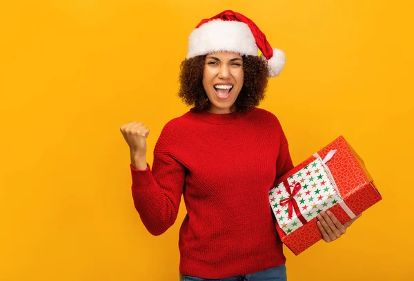 Glad Afroamerikansk Kvinna Överlycklig Håller Julklappar Och Säger Orange Bakgrund Royaltyfria Stockbilder