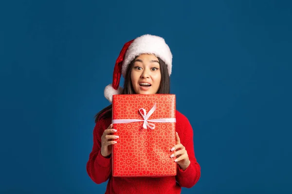 Förvånad Lycklig Kvinna Håller Händerna Julklapp Vacker Asiatisk Kvinna Santa Stockfoto