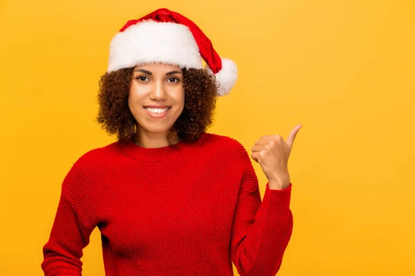 Julen Julkonceptet Glad Leende Kvinna Santa Claus Hatt Pekar Finger Royaltyfria Stockfoton