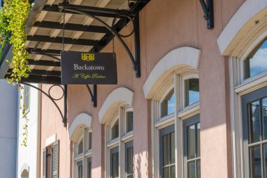 NEW ORLEANS, LA, ABD - 8 EKİM 2022: Treme 'deki Basin Caddesi' ndeki Backatown Kahve Salonu