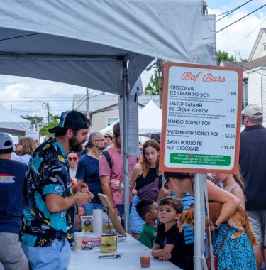 NEW ORLEANS, LA, ABD - 6 Kasım 2022 Carrollton Mahallesi 'ndeki Oak Caddesi Po-Boy Festivali' nde Bof Bars yemek standı
