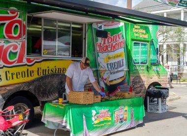 NEW ORLEANS, LA, ABD - 6 Kasım 2022: Tony Chachere 's Creole Seasoning yemek kamyonu Oak Street Po-Boy Festivali' nde