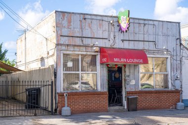 NEW ORLEANS, LA, ABD - 15 ARALIK 2019: Milano 'nun kuzeyindeki New Orleans Caddesi' ndeki Milan Lounge mahalle barına tam görüş