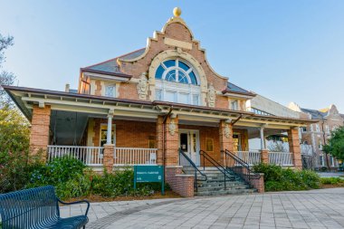 NEW ORLEANS, LA, ABD - 23 Kasım 2022: Tulane Üniversitesi kampüsündeki tarihi Cudd Hall 'un tam manzarası