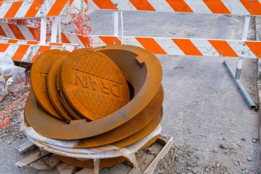 New Orleans, Louisiana, ABD 'deki kanalizasyon ve sokak onarım projeleri için şehrin yukarısında rögar kapakları ve eşyalar var. 