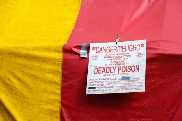 stock image NEW ORLEANS, LA, USA - NOVEMBER 29, 2022: Danger, Deadly Poison sign on front of structural fumigation tent 