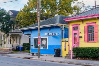 NEW ORLEANS, LA, ABD - 11 ARALIK 2022: Magazin Caddesi 'ndeki Guy' s Po-boys 'un Önü 
