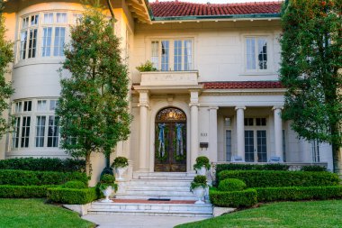 NEW ORLEANS, LA, ABD - 9 ARALIK 2022: mütevazı Noel süslemeleri ile Uptown malikanesinin önü