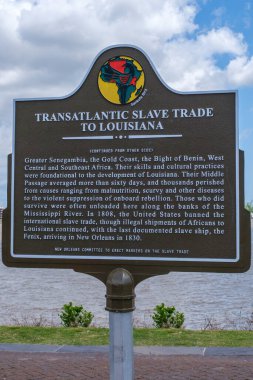 NEW ORLEANS, LA, ABD - 4 Nisan 2022: Louisiana 'ya Transatlantik Köle Ticareti Woldenberg Park' taki Mississippi Nehri üzerindeki tarihi işaret