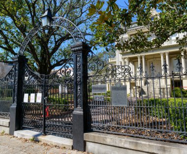 NEW ORLEANS, LA, ABD - 15 HAZİRAN 2023: demirden çitler ve kapılar ve şu anda Prytania Caddesi 'ndeki Louise S. McGehee Okulu' nun bir parçası olan tarihi Bradish Johnson Evi 'nin önü