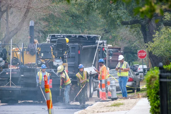 New Orleans Usa Februar 2023 Arbeiter Streuten Bei Straßenreparaturarbeiten Uptown Stockbild