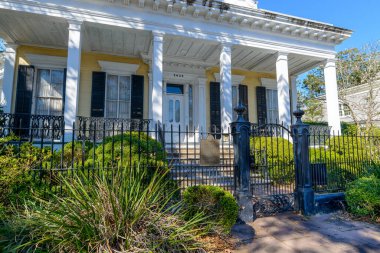 NEW ORLEANS, LA, ABD - 15 HAZİRAN 2023 Garden District 'teki tarihi Adams-Jones evinin önü