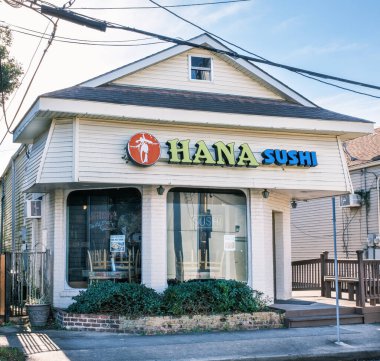 NEW ORLEANS, LA, ABD - 9 ARALIK 2022: Hampson Caddesi 'ndeki Hana Sushi Restoranı' nın tam önü