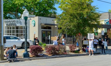 NEW ORLEANS, LA, ABD - 22 Mart 2023: Maple Caddesi 'ndeki Starbucks Kahve Dükkanı önündeki işçi sendikası grevi