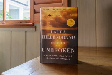 NEW ORLEANS, LA, ABD - 16 Haziran 2023: Laura Hillenbrand 'ın 1 numaralı New York Times en çok satan kitabı 