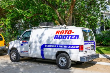 NEW ORLEANS, LA, ABD - 19 Temmuz 2023: Yukarı mahalledeki Roto-Rooter servis minibüsü