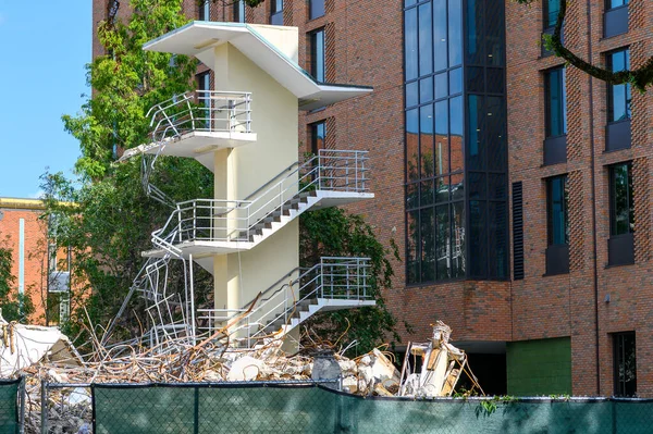 美国洛杉矶新奥尔良市 2023年7月19日 在杜兰大学校园的新宿舍被拆除后 楼梯离开了 — 图库照片