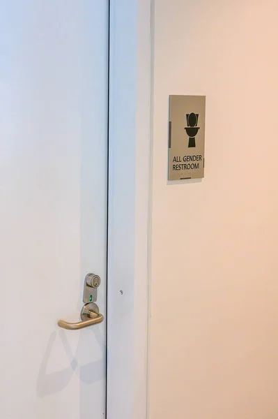 Alle Geschlechter Toilette Zeichen Außerhalb Der Öffentlichen Toilette College Gebäude Stockbild