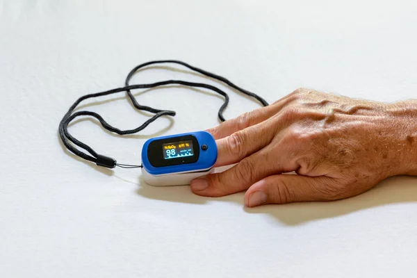 Human Hand Finger Inserted Pulse Oximeter Which Displays Normal Readout — Stock Photo, Image