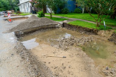 NEW ORLEANS, LA, ABD - 6 HAZİRAN 2021: Bitmemiş sokak onarım drenajı projesi 