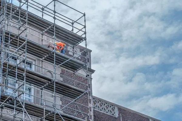 New Orleans Usa August 2023 Worker Scaffold Renovating Facade Willow — Stock Photo, Image
