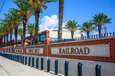 YENİ ORLEANS, LA, ABD - 25 Temmuz 2023: Tchoupitoulas Caddesi 'ndeki New Orleans Halk Kemeri Demiryolu ofislerinin önündeki imza ve duvar 