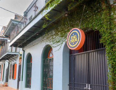 YENİ ORLEANS, LA, ABD - 6 AĞUSTOS 2023: Marigny Mahallesindeki Tiki Tock Bar