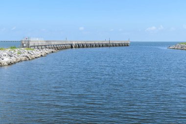 Metairie, Louisiana, ABD 'deki Pontchartrain Gölü' ndeki pompa istasyonunu koruyan rapçi ve rapçi.