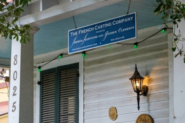 NEW ORLEANS, LA, ABD - 24 Temmuz 2023: Nehir Bükme yakınlarındaki St. Charles Bulvarı 'ndaki Fransız döküm şirketi