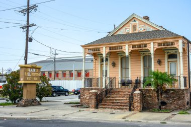 YENİ ORLEANS, LA, ABD - 27 HAZİRAN 2023: Mid City 'deki Tulane Bulvarı' ndaki ceza mahkemesinin yakınındaki tarihi bir evde Blair 's Kefalet Tahvilleri