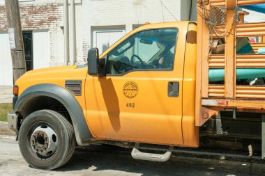 YENİ ORLEANS, LA, ABD - 30 AĞUSTOS 2023: Sürücü tarafında logosu olan New Orleans kanalizasyon ve su kurulu kamyonunun taksisi