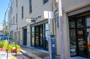 NEW ORLEANS, LA, ABD - 22 AĞUSTOS 2023: Cochon Kasap Restoranı Depo Bölgesi