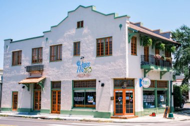 NEW ORLEANS, LA, ABD - 30 Temmuz 2023: Tito 's Ceviche ve Pisco Garden District' deki St. Charles Bulvarı