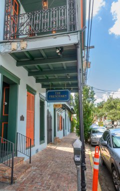 NEW ORLEANS, LA, ABD - 6 AĞUSTOS 2023: Faubourg Marigny Mahallesi 'ndeki Frenchmen Caddesi' ndeki tarihi Fransız Oteli