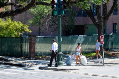 YENİ ORLEANS, LA, ABD - 17 AĞUSTOS 2023: Tulane Üniversitesi 'nde gün içinde taşınan bir sokak köşesinde bavuluyla yeni üniversite öğrencisi