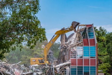 NEW ORLEANS, LA, ABD - 16 AĞUSTOS 2023: Kazıcı bir yıkım projesi sırasında Loyola Üniversitesi kampüsündeki bir binadan ısırık aldı