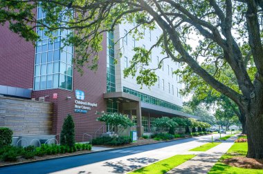 NEW ORLEANS, LA, ABD - 25 Temmuz 2023: Uptown Mahallesi 'ndeki Çocuk Hastanesi Davranış Sağlığı Merkezi