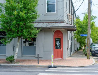 NEW ORLEANS, LA, ABD - 2 Eylül 2023: Costera, Prytania Caddesi 'nde bir İspanyol restoranı