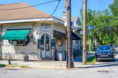 NEW ORLEANS, LA, ABD - 1 Ekim 2023: St. Roch Meyhanesi girişi, St. Roch Bulvarı 'ndaki popüler bir mahalle barı