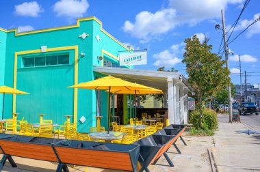 NEW ORLEANS, LA, ABD - 27 EYLÜL 2023: Oak Caddesi 'nde Calliope Bira Fabrikası Barı