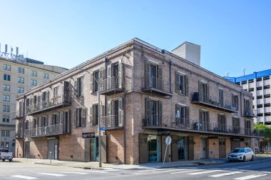 NEW ORLEANS, LA, ABD - 22 AĞUSTOS 2023: Deep South Studios ofislerinin bulunduğu apartman