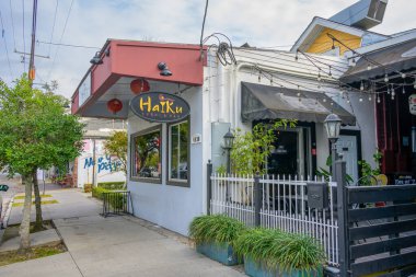 NEW ORLEANS, LA, ABD - 1 Ocak 2024: Cephanelik Caddesi 'ndeki Haiku Sushi ve Bar Restoranı